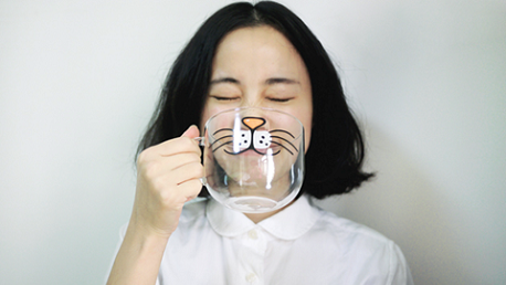 Zou je zelf wel een poezensnuitje willen hebben? Met dit theeglas kan het! Bron: https://www.storenvy.com/products/1033937-cartoon-cat-cup-mug