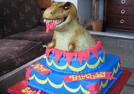 Met deze taart is meneer T. Rex ook van de partij!