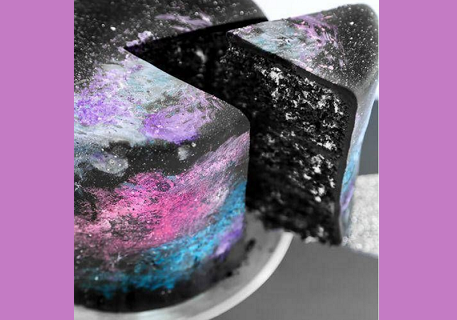 Staar een eind weg in het heelal met deze kosmische taart. Je vindt het recept hier: http://www.sprinklebakes.com/2016/04/black-velvet-nebula-cake.html