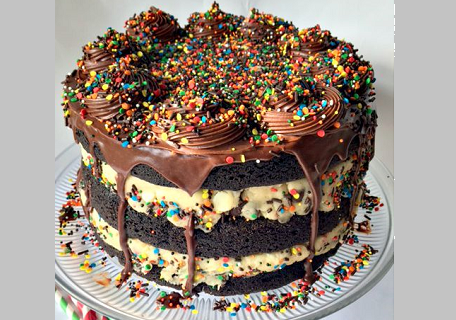 Het water loopt ons in de mond bij het zien van deze kleurrijke taart! Maak hem zelf: http://www.thatssoyummy.com/recipes/funfetti-cake-batter-cookie-dough-brownie-cake-for-a-special-birthday