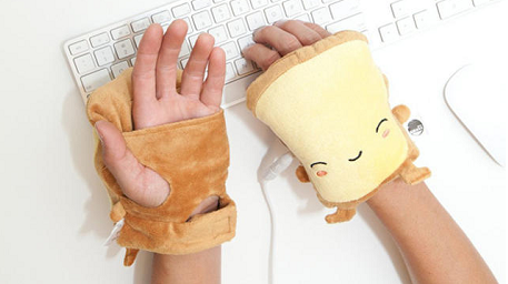 Koud op kantoor? ‘Toast’ dan je handen met deze handschoenen (mét USB-verwarming!) waarmee je toch gemakkelijk kunt typen.
