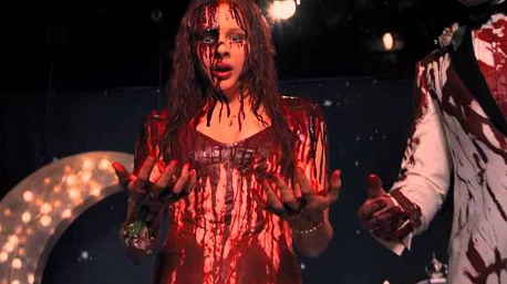 Carrie: Een gepest meisje met telekinetische krachten neemt wraak op haar klasgenoten. Of je nou de eerste versie uit 1976 kijkt of liever de laatste uit 2013: Carrie laat je niet los.