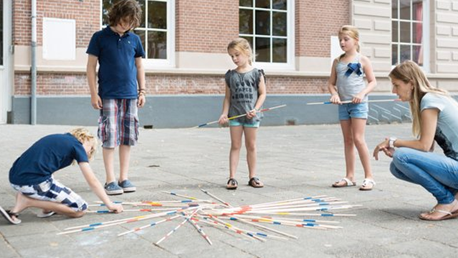 En ben je toe aan een leuke activiteit? Speel dan deze versie van mikado voor buiten, met extra grote stokken! Bron: bol.com/nl/p/bs-mikado-grote-stokken/1004004007095951/