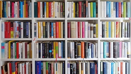 Telefoon op stil, stapeltje boeken naast je, en je bent helemaal in een andere wereld. Zoek naar ongelezen boeken in je boekenkast, of ga naar de bieb!