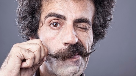 De vlijmscherpe snor