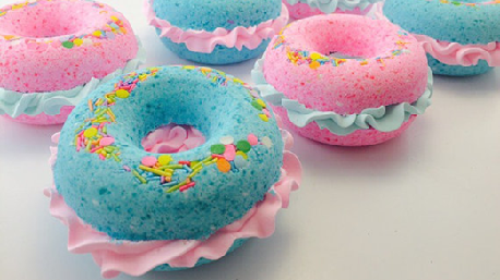 Niets is beter dan een bad met een glas wijn, een boek en een … donut-bathbomb! Bron: etsy.com/nl/listing/398233753/bath-bombs-donut-bath-bomb-pink-birthday
