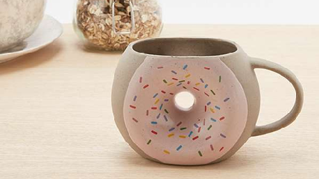 Met deze mok laat je iedereen zien hoeveel je van donuts houdt – ook op balansdagen! Bron: urbanoutfitters.com/en-gb/shop/donut-mug