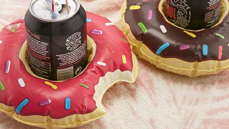 Zin in een drankje tijdens het zwemmen? Met deze kleine donut-opblaasbanden drijven je drankjes gezellig naast je! Bron: urbanoutfitters.com/en-gb/shop/donut-drink-holder-pool-float-set2