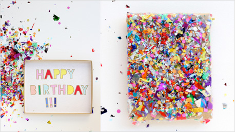 Voor pakpapier: het makkelijkst is om plakplastic met de plakkant naar boven te leggen en de confetti erop te strooien. Zo blijft het goed zitten. Voilà, je hebt pakpapier!