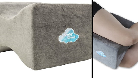 Dit kniekussen maakt slapen op je zij nóg lekkerder! Bron: https://www.amazon.com/Cushy-Cloud-Memory-Foam-Pillow/dp/B00VUB55GM/