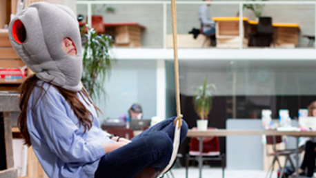 Wil jij écht overal en altijd kunnen slapen? Dat kan met dit kussen dat ook je ogen en oren bedekt! Bron: http://bananathings.com/ 