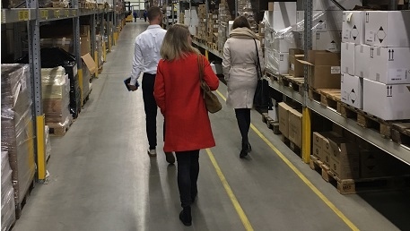 Monique en Isabel worden rondgeleid ...