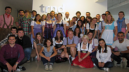 Onze collega's, uitgedost in Bavariaanse jurken en lederhosen