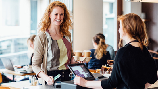 …kun je contactloos betalen. Je houdt de betaalpas tegen de betaalautomaat en je hebt betaald. Je hoeft geen pincode meer in te toetsen… 