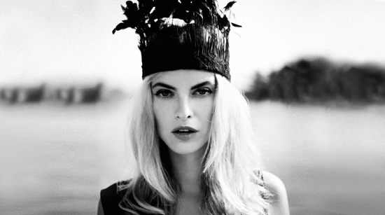 …tips op het gebied van mode, wonen en beauty. Ook laat JAN zonnige, sprankelende kwaliteitsfotografie zien…