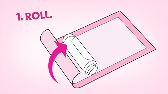 …kun je het verbandje makkelijk afsluiten en zorgeloos weggooien. Zo gaat dat: rol het maandverband op in de wikkel van het nieuwe verbandje en…