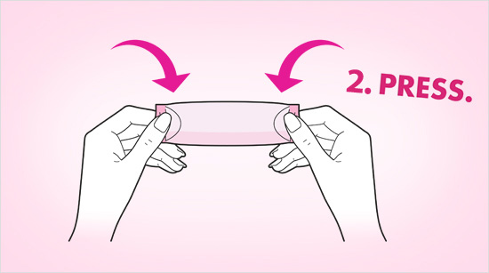 druk de zijkanten van het opgerolde pakketje vervolgens op elkaar. Dankzij de plakstrip sluit je het zo volledig af tegen geurtjes en lekken.