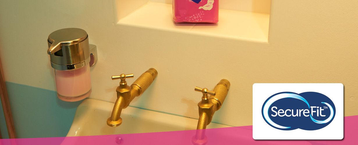 … en de SecureFit™ pasvorm zorgt ervoor dat het maandverband goed blijft zitten en met je lichaam meebeweegt …