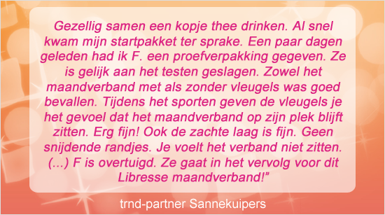 … en trnd-partner Sannekuipers kletst tijdens een kopje thee over Libresse Triple Protection met haar vriendin. 