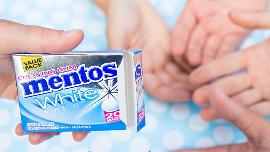 … zitten wel 20 stuks kauwgum – lekker veel dus. In dit project gaan we onze vrienden, familie en collega’s kennis laten maken met deze uitvinding van Mentos Gum! 