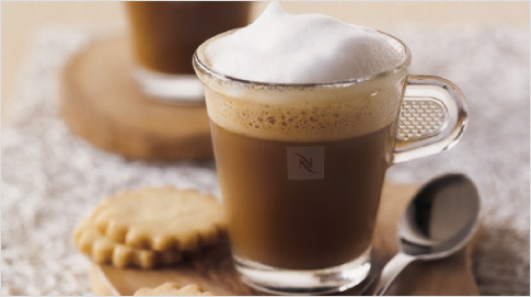 ...koffievariëteit wordt bepaald en een romige crema laag ontstaat. Dan komt het moment waar je de aroma’s, de geuren en de texturen van alle variëteiten kunt verkennen. Ontdek jouw favoriete aroma en deel jouw Nespresso koffiebeleving met iedereen!