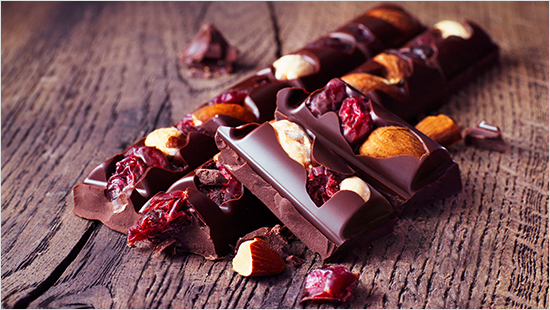  ... tablet vind je namelijk een royale hoeveelheid gedroogde vruchten en hele noten, telkens weer verdeeld op een andere manier. Daarom word je steeds opnieuw verrast! We proeven ...