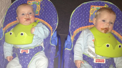 Lekker knoeien met de eerste hapjes.