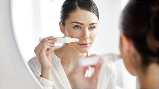 … jak również jest niezastąpiony podczas depilacji twarzy. Delikatny dla wrażliwej skóry, usuwa nawet najkrótsze włoski…