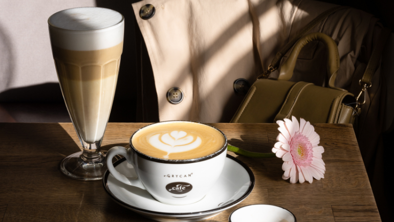 Lodziarnio-kawiarnie Grycan to nie tylko doskonałe lody, desery i ciasta, ale także szeroka oferta kaw, które są uwielbiane przez Gości! ☕