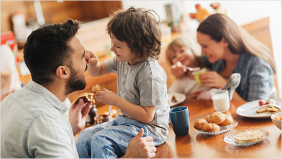 Nie chcemy ograniczać się do okazywania uczuć drugiej połówce, gdy wokół mamy tyle innych osób, które sa dla wyjątkowe! Podziel się kaszkami Smakija ze swoją rodziną...