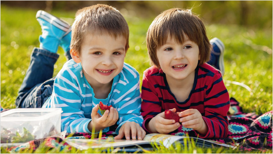 Dobra przekąska dla dzieci powinna być wartościowa i oczywiście pyszna. Musi zdobyć przychylność dzieci oraz zaufanie mam. Wszystkie te wymagania spełniają Danonki: mleczne przekąski, które są źródłem wapnia i witaminy D.