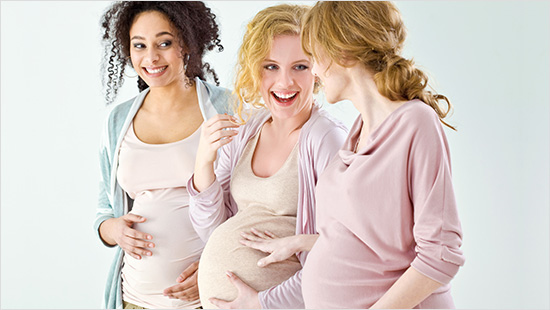 Pomóż przyjaciółce w rozmowach na temat Pampers z innymi kobietami w ciąży w jej otoczeniu. 