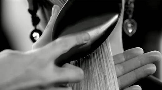 Podemos conseguir diferentes looks para diferentes ocasiões com a grande mais-valia de Elnett: elimina-se com uma simples passagem de escova.