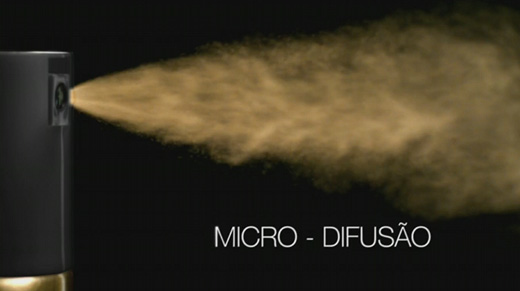 Graças ao seu sistema de micro-difusão obtemos uma vaporização ultra-fina e uma repartição mais uniforme da laca sobre os nossos cabelos.