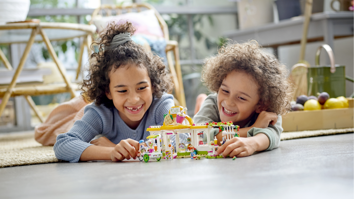 Construieste prietenii cu prietenele LEGO Friends și creează-ți lumea LEGO DOTS!